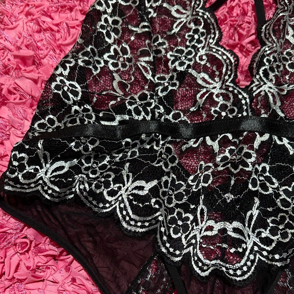 Chic Black and White Lace Floral Bodysuit - Picture 4 of 7